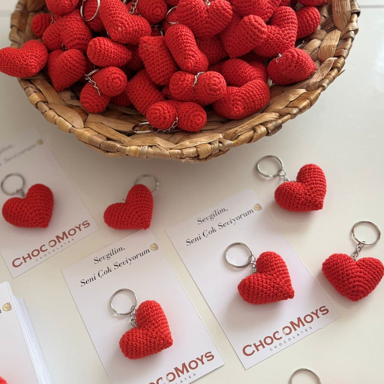 Sevgililer Günü’ne Özel – 16 Parça El Yapımı Çikolata Koleksiyonu & El Yapımı Kalpli Anahtarlık